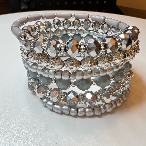Jewelry - 💖❤️☀️Silver Beaded Stretch Coil Bracelet